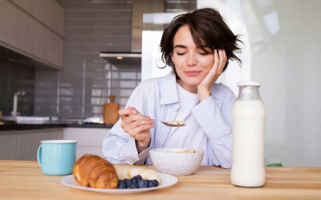 Frau beim Frühstück